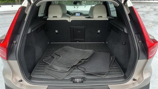 2023 Volvo XC40 B5 Plus Dark Theme