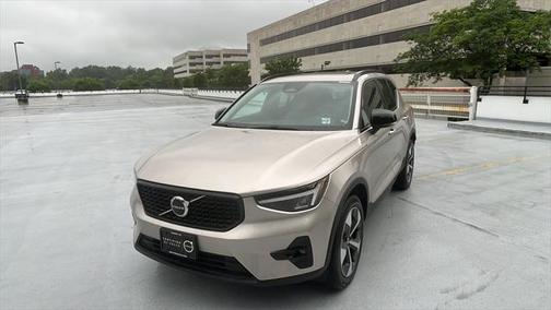 2023 Volvo XC40 B5 Plus Dark Theme