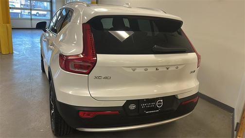 2025 Volvo XC40 B5 Core Bright Theme