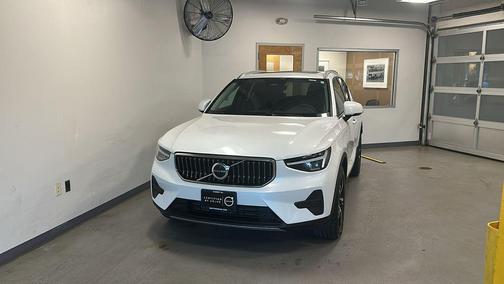 2025 Volvo XC40 B5 Core Bright Theme