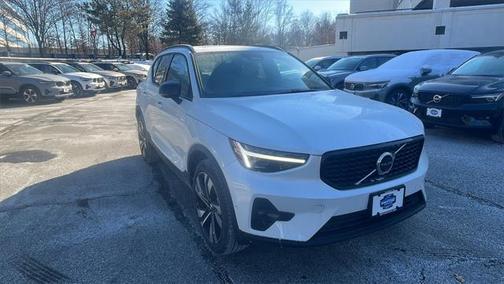 2025 Volvo XC40 B5 Plus Dark Theme