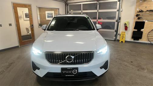 2025 Volvo XC40 B5 Core Bright Theme