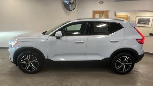 2025 Volvo XC40 B5 Core Bright Theme