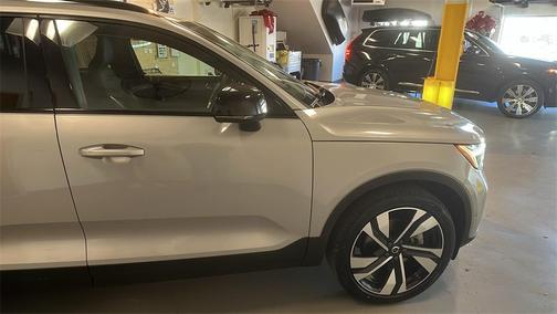 2023 Volvo XC40 B5 Plus Dark Theme