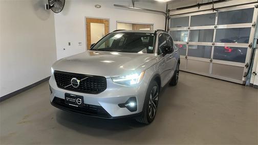 2023 Volvo XC40 B5 Plus Dark Theme
