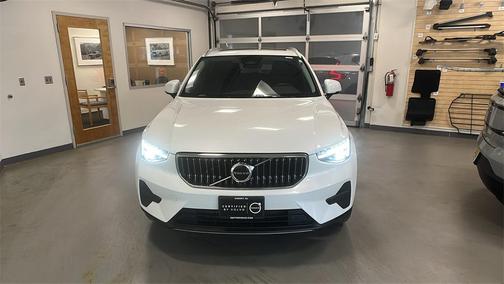 2025 Volvo XC40 B5 Core Bright Theme