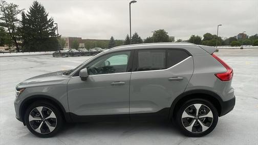 2025 Volvo XC40 B5 Core Bright Theme
