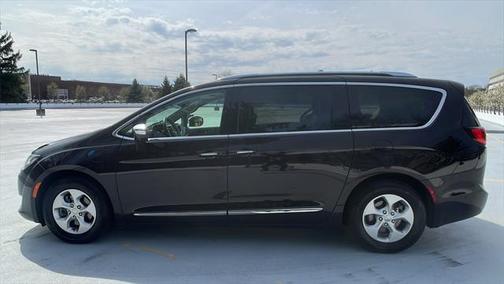 2017 Chrysler Pacifica Hybrid Platinum