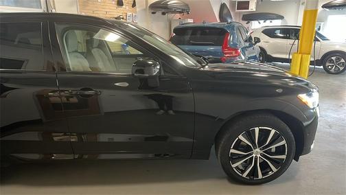 2023 Volvo XC60 B5 Plus Dark Theme