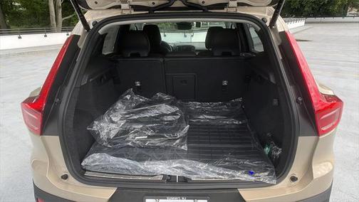 2025 Volvo XC40 Ultra Bright Theme