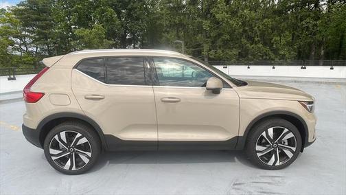 2025 Volvo XC40 Ultra Bright Theme