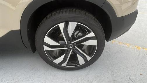 2025 Volvo XC40 Ultra Bright Theme