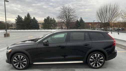 2023 Volvo V60 Cross Country B5 Ultimate