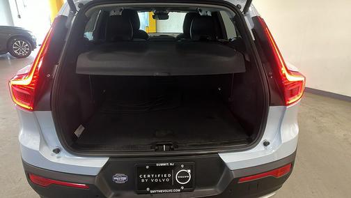 2025 Volvo XC40 B5 Core Bright Theme
