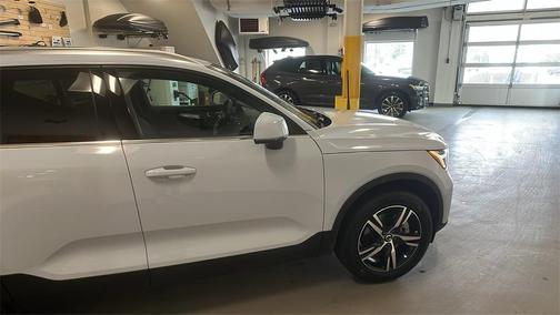 2025 Volvo XC40 B5 Core Bright Theme