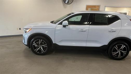 2025 Volvo XC40 B5 Core Bright Theme