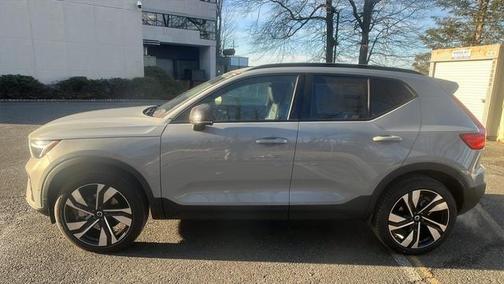 2025 Volvo XC40 B5 Plus Dark Theme