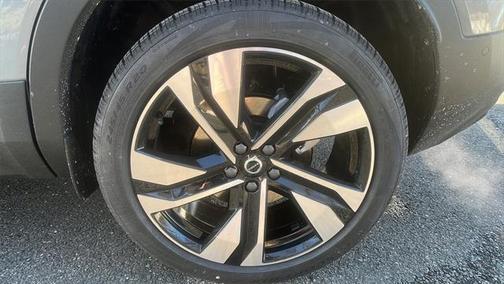 2025 Volvo XC40 B5 Plus Dark Theme