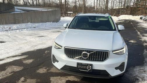 2025 Volvo XC40 B5 Core Bright Theme