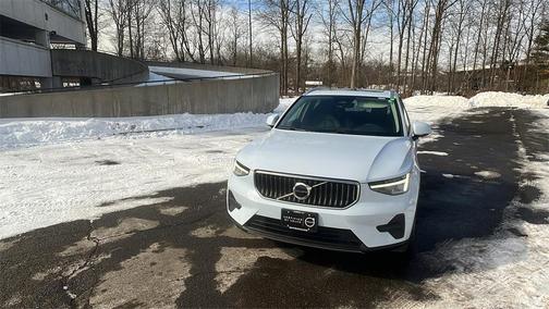2025 Volvo XC40 B5 Core Bright Theme