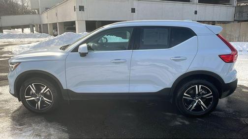 2025 Volvo XC40 B5 Core Bright Theme