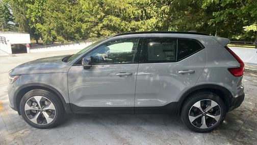 2025 Volvo XC40 B5 Plus Dark Theme