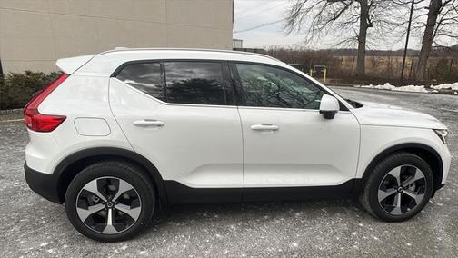 2025 Volvo XC40 B5 Core Bright Theme