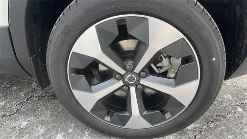 2025 Volvo XC40 B5 Core Bright Theme