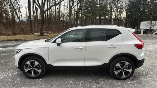 2025 Volvo XC40 B5 Core Bright Theme