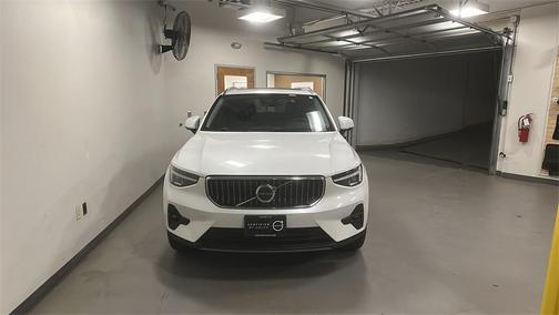 2025 Volvo XC40 B5 Plus Bright Theme
