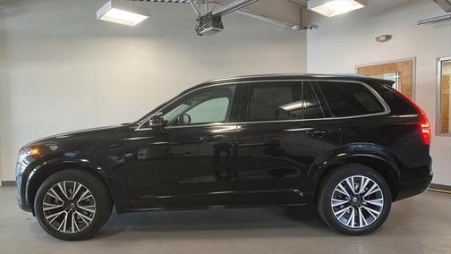 2022 Volvo XC90 T6 Momentum