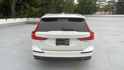 2022 Volvo V60 Cross Country T5