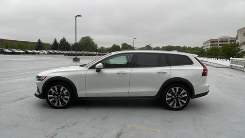 2022 Volvo V60 Cross Country T5