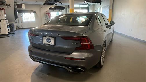 2021 Volvo S60 T5 Momentum