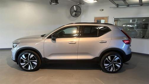 2025 Volvo XC40 B5 Plus Dark Theme