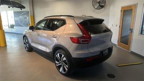 2025 Volvo XC40 B5 Plus Dark Theme