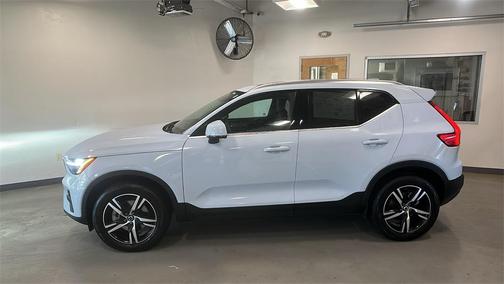2025 Volvo XC40 B5 Core Bright Theme