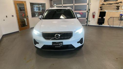 2025 Volvo XC40 B5 Core Bright Theme