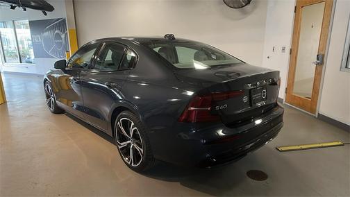 2024 Volvo S60 B5 Plus Dark Theme