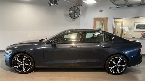 2024 Volvo S60 B5 Plus Dark Theme