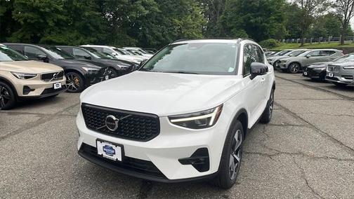 2025 Volvo XC40 B5 Plus Dark Theme