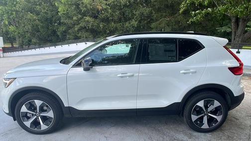 2025 Volvo XC40 B5 Plus Dark Theme