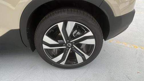 2025 Volvo XC40 Ultra Bright Theme