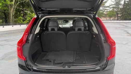 2022 Volvo XC90 T6 Momentum