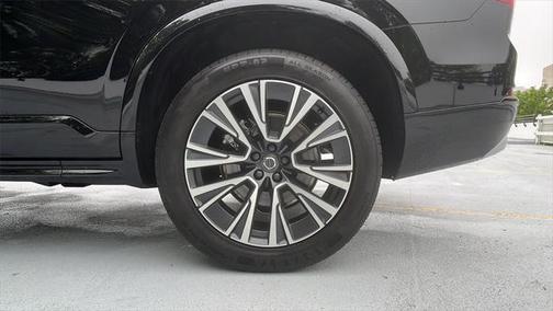 2022 Volvo XC90 T6 Momentum