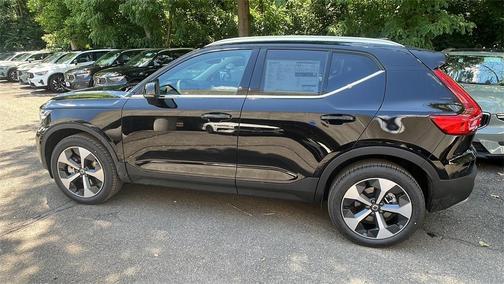 2025 Volvo XC40 Core Bright Theme