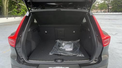 2025 Volvo XC40 B5 Ultra Bright Theme