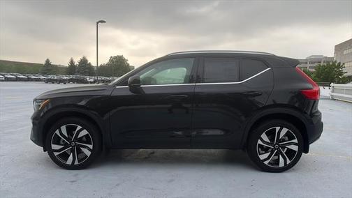 2025 Volvo XC40 B5 Ultra Bright Theme