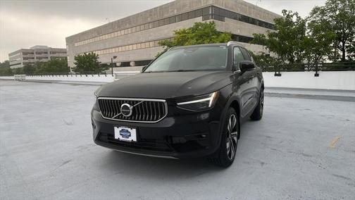 2025 Volvo XC40 B5 Ultra Bright Theme