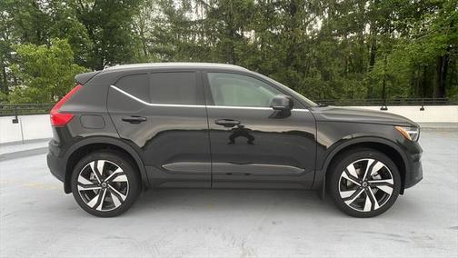 2025 Volvo XC40 B5 Ultra Bright Theme